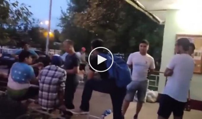 Житель Москвы разогнал «оккупировавших» подъезд мигрантов (мат)