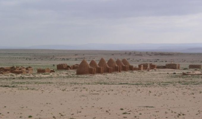 Заброшенная марокканская воинская часть в Западной Сахаре (16 фото)