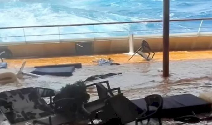 Круизный лайнер попал в шторм в Антарктиде (2 фото + 2 видео)
