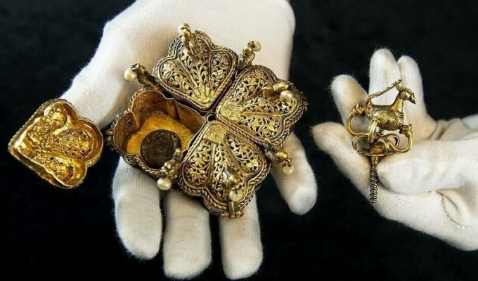 Бесценные артефакты на чердаке: британская пара нашла сокровища Индии 1799 года (13 фото)