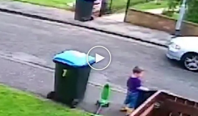 Этот мусорщик не до конца понял, что хочет от него этот малыш