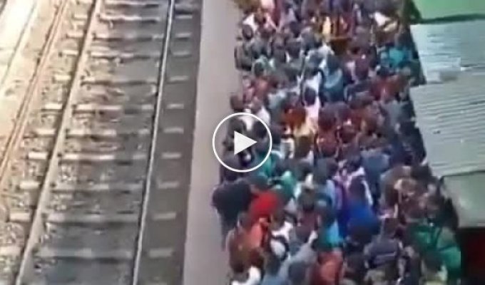 Прибытие пригородного поезда в Индии