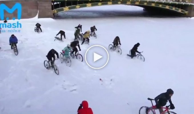 Ледовое побоище. В Петербурге устроили велогонку на льду