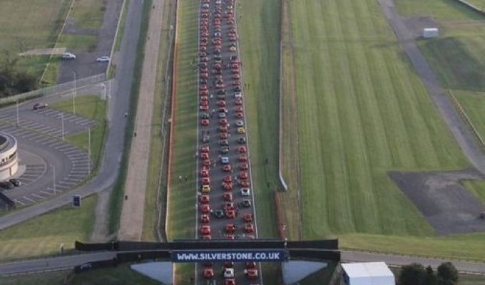 В Сильверстоуне собралось 964 Ferrari (4 фото + видео)
