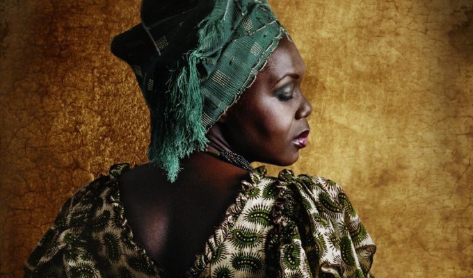 Современные африканки в нарядах предков (16 фото)