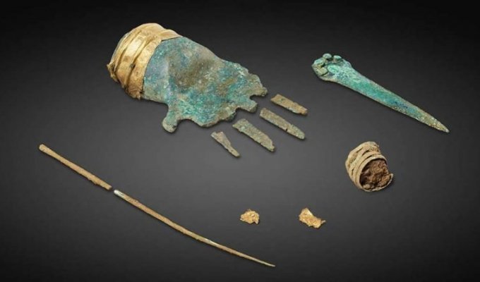 Археологов озадачила 3500-летняя бронзовая перчатка (3 фото)