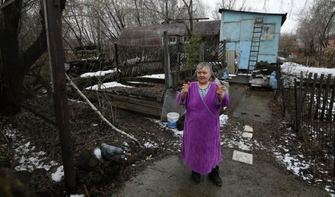 Администрация Омска предложила пенсионерке переехать из бочки, а блогеры решили купить ей квартиру (2 фото)