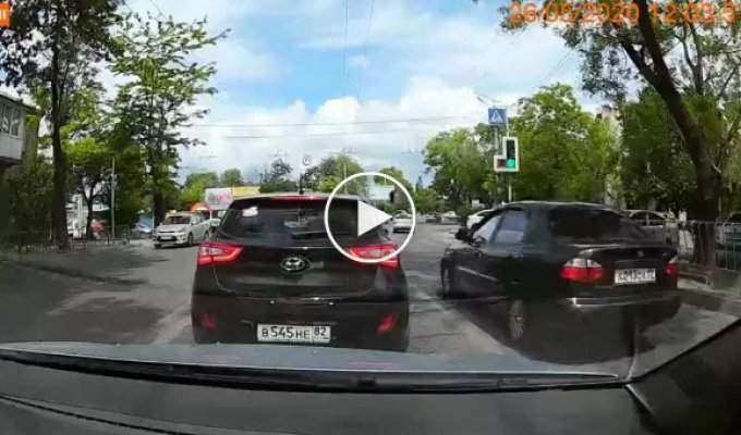 В Севастополе перевернулся любитель проскакивать на красный сигнал светофора