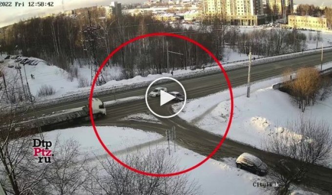 Водитель легковушки подставился под грузовик в Петрозаводске