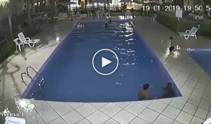 Швейцар успел спасти мальчика, решившего поплавать во взрослом бассейне