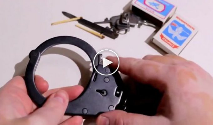 Как снять наручники без ключа при помощи спички