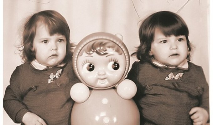 Как живут сейчас первые удачно разделенные в СССР сиамские близнецы (10 фото)