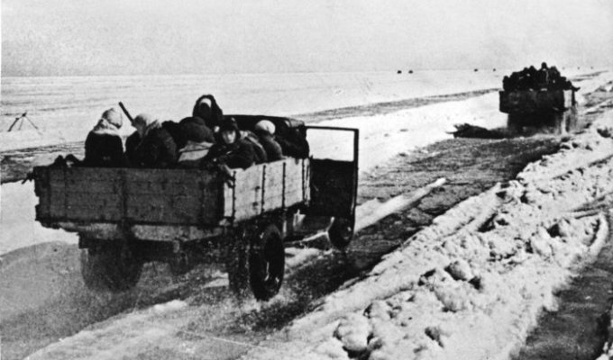 Подвиг советского шофера Максима Твердохлеба (2 фото)