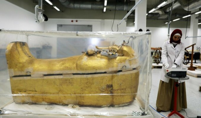 Впервые за 100 лет началась реставрация саркофага Тутанхамона (8 фото)