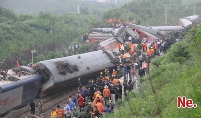 В Китае сошел с рельсов поезд (14 фото)