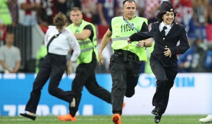 Четверо участников "Pussy Riot" выбежали на поле во время матча "Франция - Хорватия" (6 фото + 2 видео)