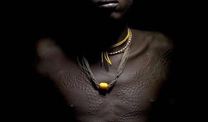 Шрамирование по-африкански с помощью колючек и лезвия (24 фото)