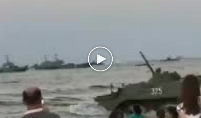 На пляже в Каспийске бронемашины ВМФ устроили учения посреди отдыхающих