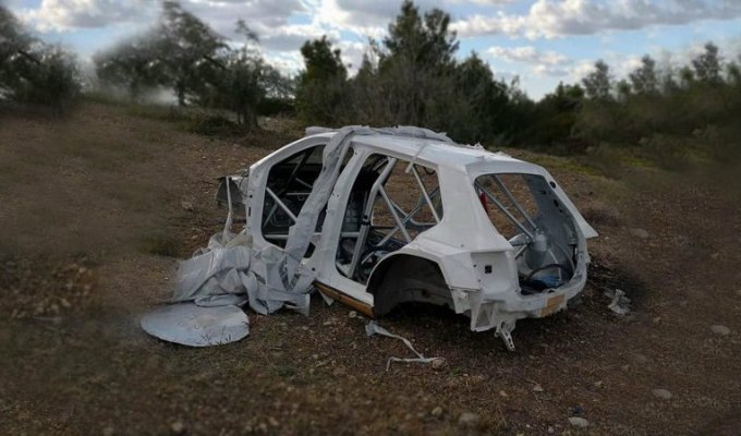 В Греции нашли угнанный раллийный автомобиль, точнее то, что от него осталось (5 фото)
