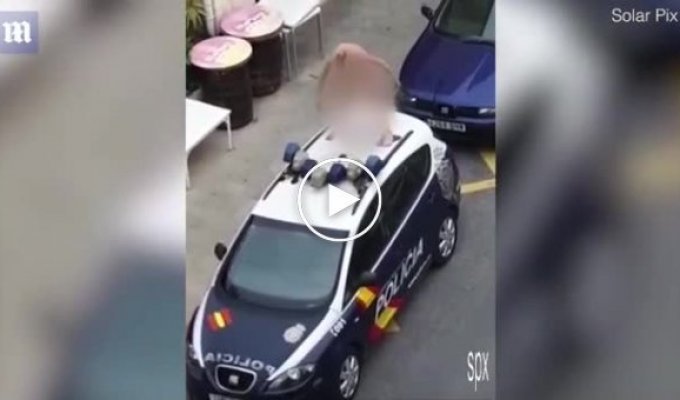 В Испании женщина устроила голый протест на крыше полицейского авто