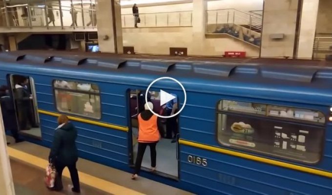 В Киеве голый мужик попытался угнать состав метро