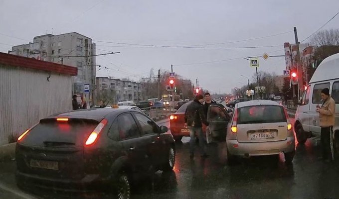 В Ульяновске пенсионер сбил беременную женщину и попытался скрыться (2 фото + 2 видео)