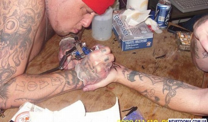  Подпольный тату-салон в США (5 фото)