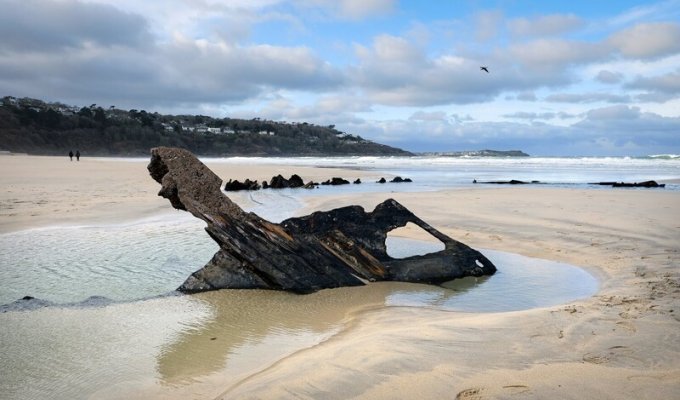 В Англии на пляже появились останки древних кораблей (7 фото)