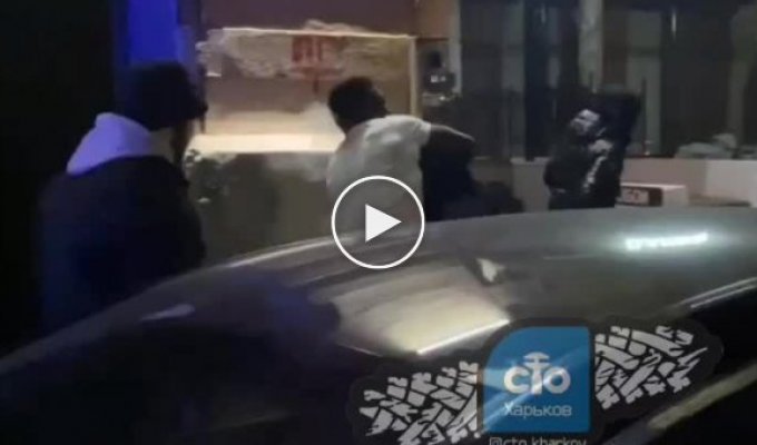 Чернокожий пытался нападать на людей и полицию в Харькове ём, задержание, негр