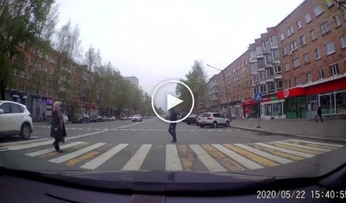 В Сыктывкаре «Опель» столкнулся с такси и вылетел на тротуар