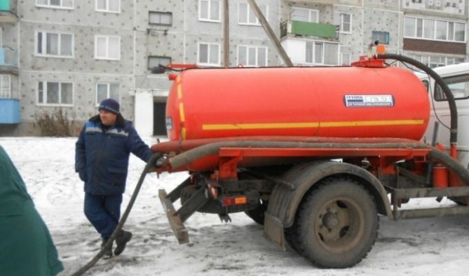 Жителям Омской области питьевую воду привезла ассенизаторская машина (2 фото)