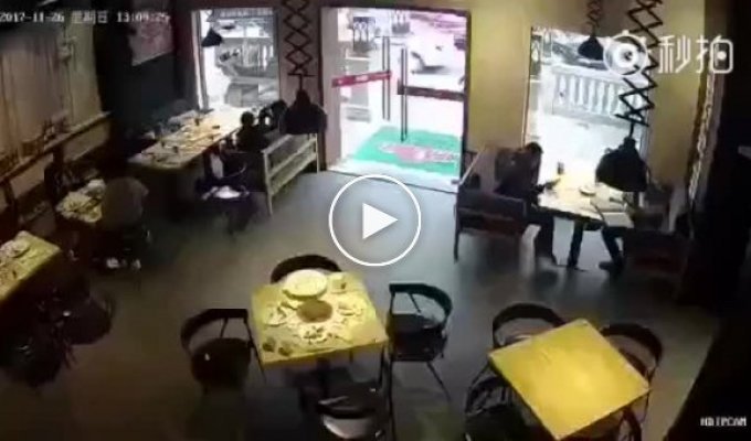 В Китае курьер случайно разбил стеклянную дверь ресторана и остался стоять с металлической ручкой