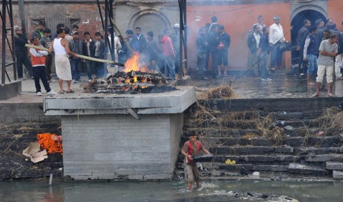 Ритуал сжигания мертвецов в Непале (22 фото)