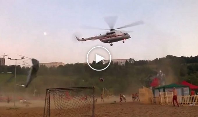 Вертолет МЧС приземлился в Нижнем Новгороде и остановил праздник местных