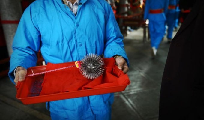 Китайские холостяки истязают себя шипованными металлическими шарами (19 фото)