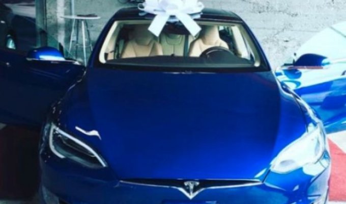Сотрудники отблагодарили босса за повышение зарплаты машиной TeslaВ США подчиненные отблагодарили своего директора покупкой электромобиля Tesla Model S (4 фото)