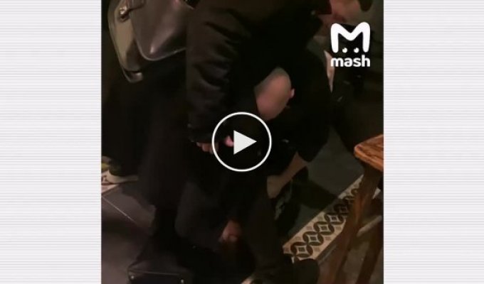 В Московском баре охранник избил посетителя из-за разбитой банки огурцов (мат)