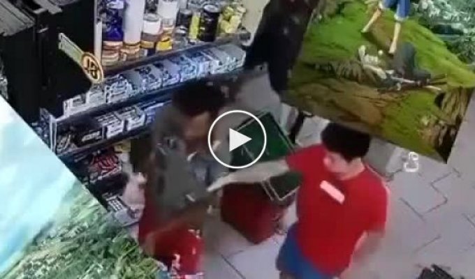 Продавец магазина отпинал ногами чернокожего воришку, укравшего продукты