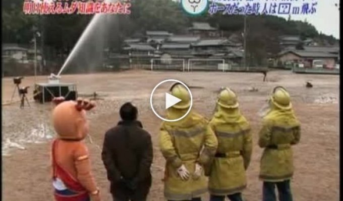 Японцы проверяют мощность слива воды в туалете