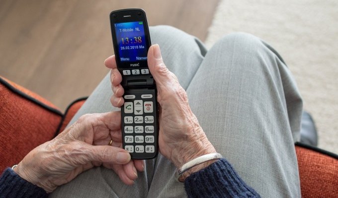 Как сотрудница ремонта телефонов хотела взять с пенсионерки деньги за несуществующую услугу (1 фото)