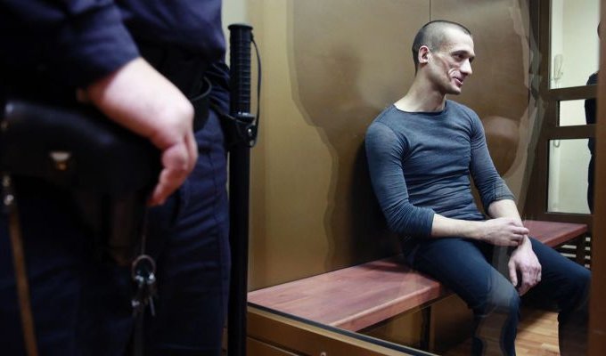 Художник-акционист Петр Павленский пригласил в суд проституток в качестве свидетелей (6 фото)