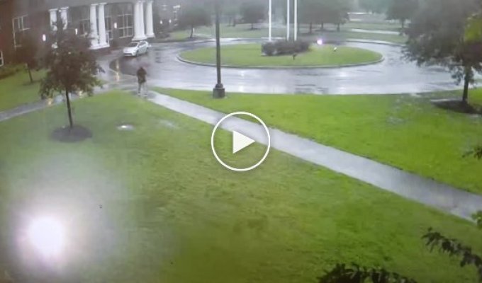 Молния выбила зонт из рук преподавателя