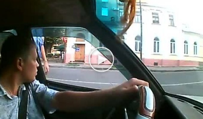 Инспектора в Харькове убегают от дорожного контроля
