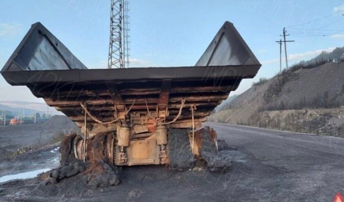 220-тонный БелАЗ с углем сгорел на разрезе в Кузбассе (4 фото + 1 видео)