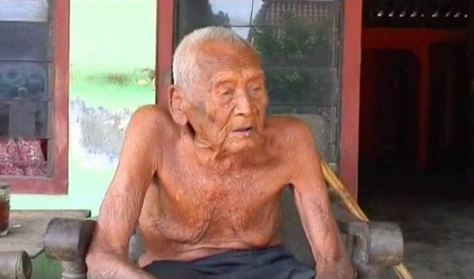 Дедушка, утверждающий, что ему 145 лет, говорит, что уже готов умереть (2 фото)