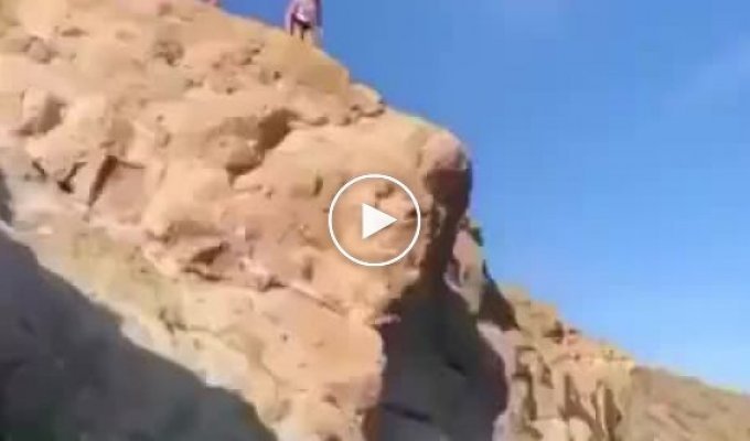 Изящный прыжок со скалы