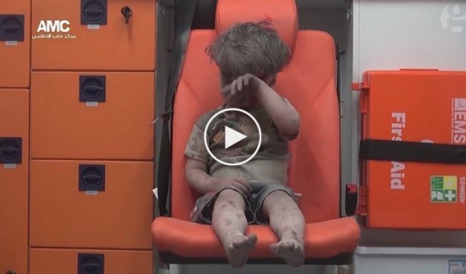 Сеть взволновало видео с мальчиком, выжившем после авиаудара