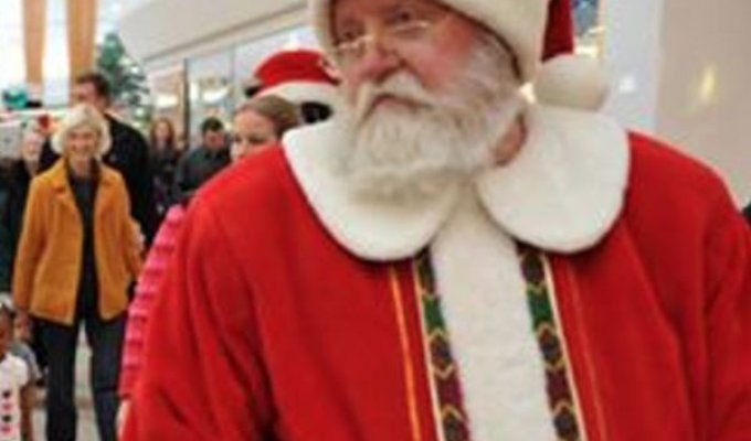 В США Санта-Клаус избил мужчину, выслушав желание его падчерицы (3 фото)