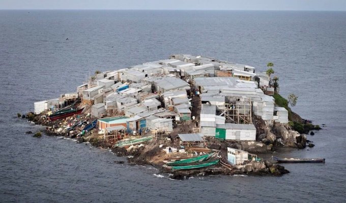 Как живут люди на самом густонаселённом острове в мире (9 фото)