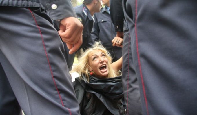Девушки из FEMEN выкосили клумбу (17 фото + видео)